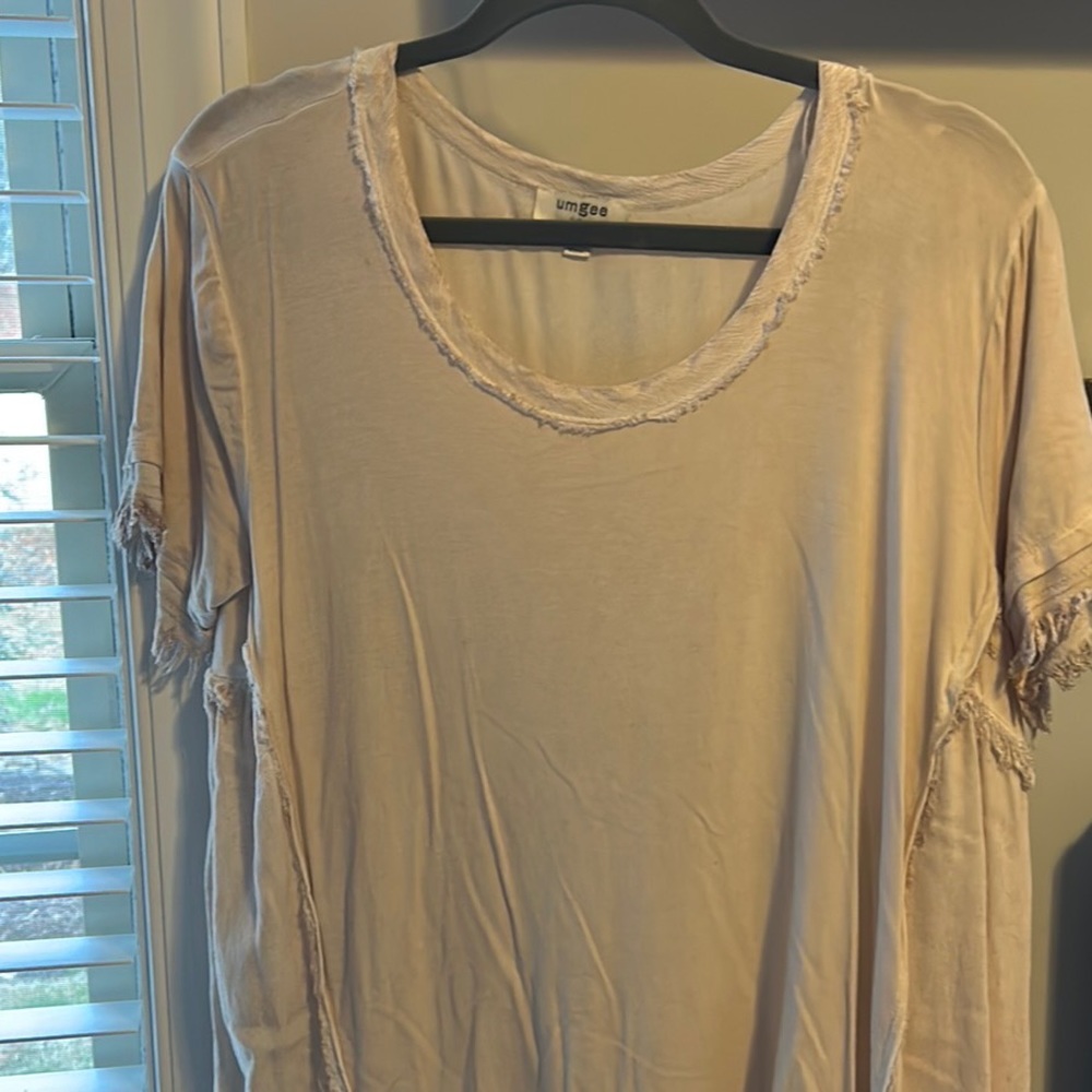 Umgee short sleeve tunic with fray detail.
